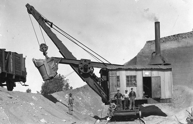 Ostkustbanans byggnad. ret r omkring 1920 och bilden visar en ngdriven grvskopa vid grustaget i Selnger