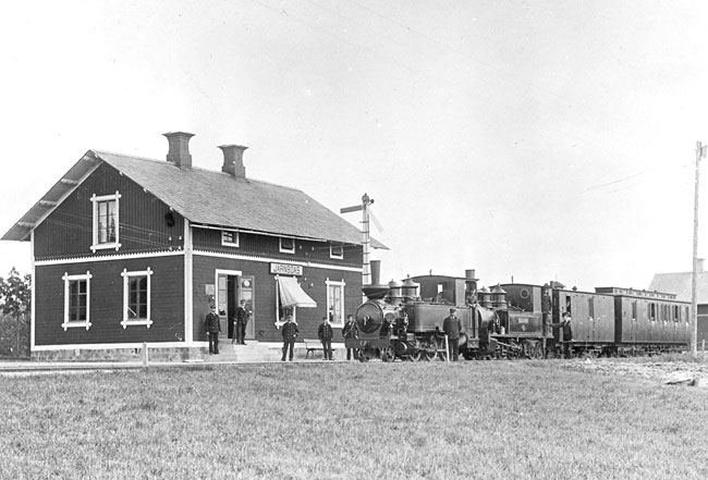 Bredsj - Degerfors Jrnvg, BDJ, Jrnbos station omkring 1900. P bilden syns ngloken nglok 5 & 2 med persontg