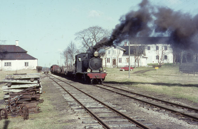 Bilden visar ett blandat tg mot Byvalla strax fre avgngen frn Stjernsund vren 1964