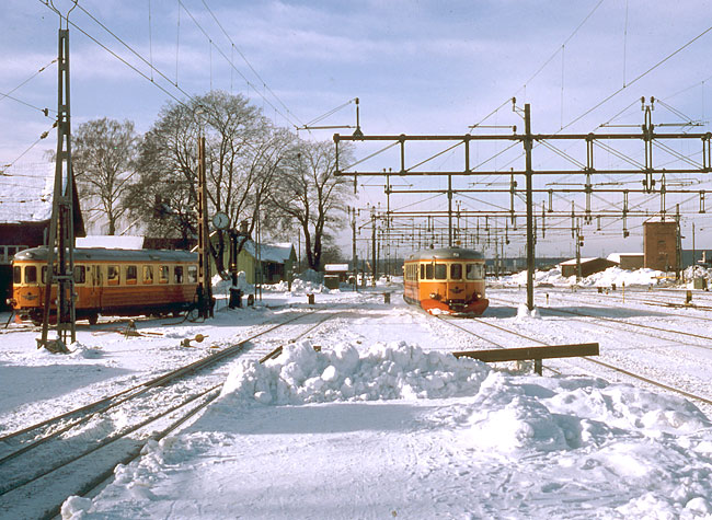 Kil 18 februari 1979. Rlsbussen SJ Y7 1181 p vg in till stationen.