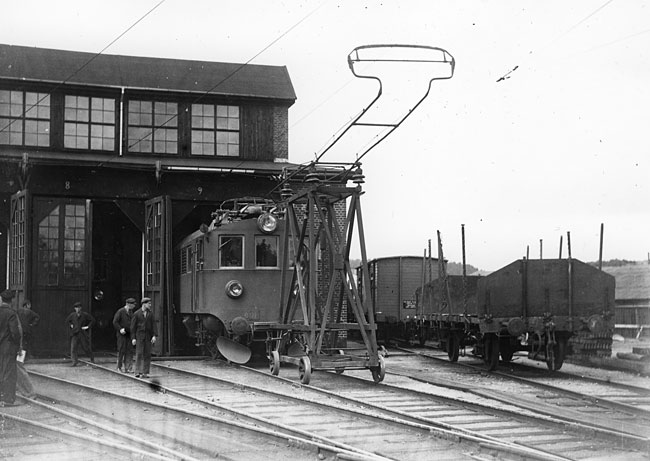 Gteborg, Svens lokstation r 1946. F-loket F 601 krs ut ur stallet med en s kallad "Tekla".