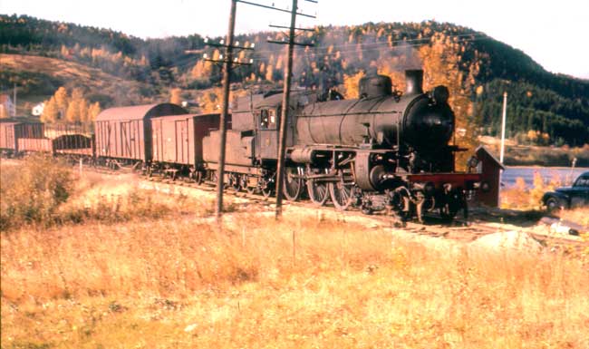 Senhsten 1957, nrmare bestmt ngon av dagarna runt 10 oktober. Platsen r lngs linjen p forna Hrnsand - Sollefte Jrnvg vid den lnga hgerkurvan strax norr om Bollstabruk. Ett godstg draget av ett B-lok passerar p sin vg mot Nyland, Sollefte och Lngsele