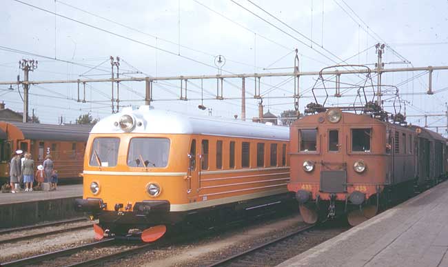Året är 1948 och ett av SJ:s nya snabbmotorvagnståg Xoa5 220 är ute på provkörning.