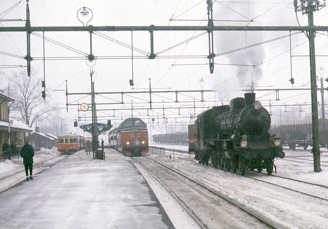 En disig vinterdag i Sala 29 januari 1969. Provkrning av nglok.