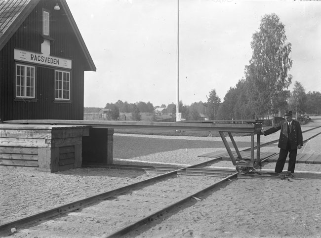 Statsbanan Vansbro - Malung öppnades för allmän trafik 5 september 1934. Bilden visar Rågsvedens station och är tagen 1934