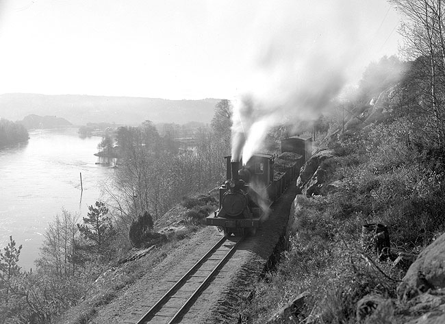 Munkedals Jrnvg, MJ. 6 kilometer lng jrnvg, sprvidd 600 mm, mellan Munkedals bruk - Munkedal - Munkedals hamn. P bilden lok nummer 1 med blandat tg , fotograferat p 1920-talet.