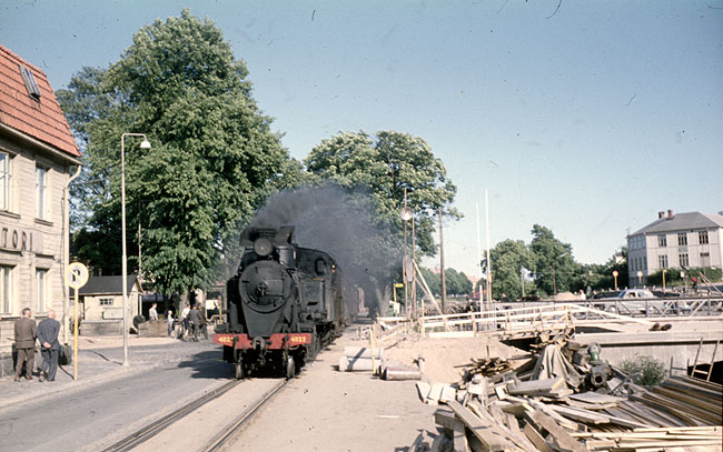 Ronneby, fre detta Mellersta Blekinge Jrnvg, MBlJ, 1957-07-05. ett persontg, draget av SJ S3t 4025, har just startat och r p vg mot Karlshamn. Loket r fre detta Bredkra - Tingsryds Jrnvg lok nummer 55