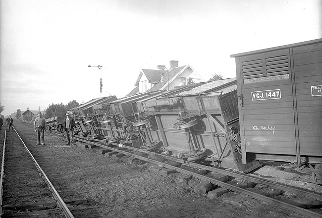 Vstergtlands Jrnvgar, VGJ, Sollebruns station 1913-1914. Ett antal godsvagnar har sprat ut och lagt sig p sidan