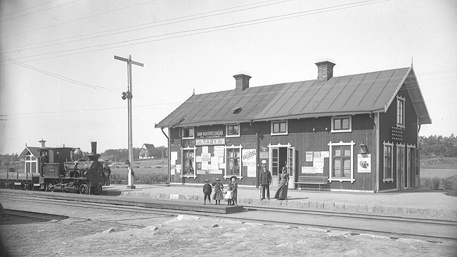 Nssj 1928. Snlltget mot Mjlby - Norrkping - Stockholm med avgngstid 12,35 str inne vid perrongen. 