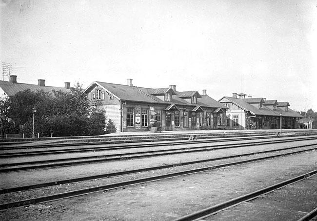 Sdra stambanan, Alvesta station omkring 1910. bilden visar den frsta stationsbyggnaden, till hger, samt Jrnvgshotellet.