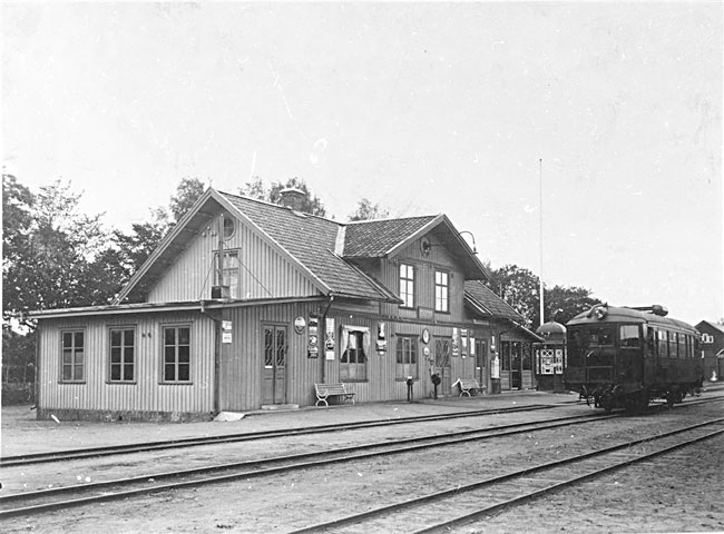 Lidkping - Skara - Stenstorps Jrnvg LSSJ, Axvall station p 1930-talet. Motorvagn VGJ 1