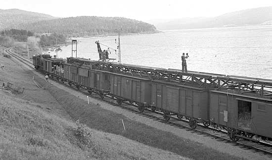 Year 1942. Electrification of the line between Ånge and Sundsvall. Mounting of the contact line