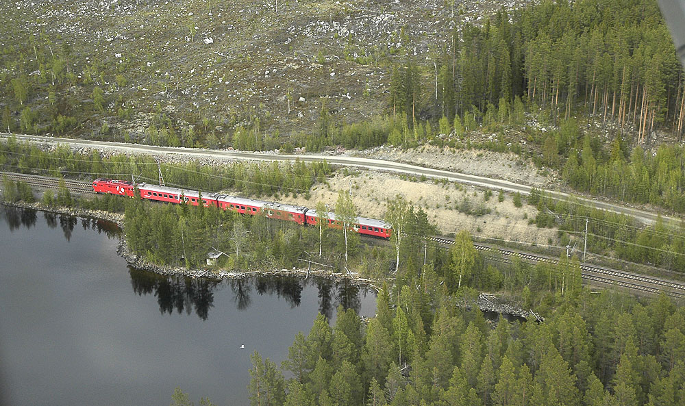Ett av Mittlinjens persontåg, Sundsvall - Östersund, fångat på bild mellan Ånge och Bräcke.