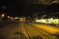 Långsele stationshus flimrar förbi i septembernatten