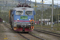 18 juni 2004. Radioväxling i Ånge med Rc2 1107. Lokförarens åker fram på loket