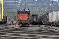 20 maj 2005. Bangården i Ånge. Dieselloket är inte konverterat till elektrisk drift trots strömavtagaren. Den tillhör bakomvarande Rc-lok