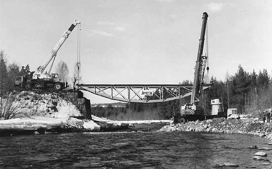 The old span of the bridge being lifted back on it´s place
