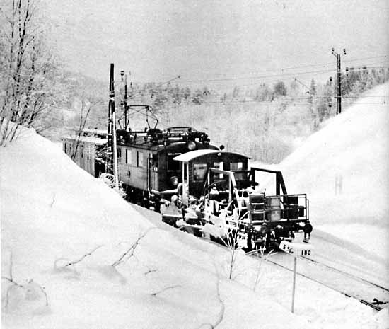 The train with the snow thrower