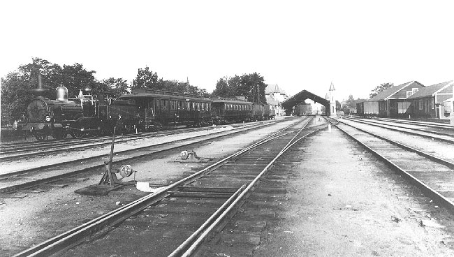 Uppsala bangård, banhall och stationshus. Inte år 1866 utan 1902