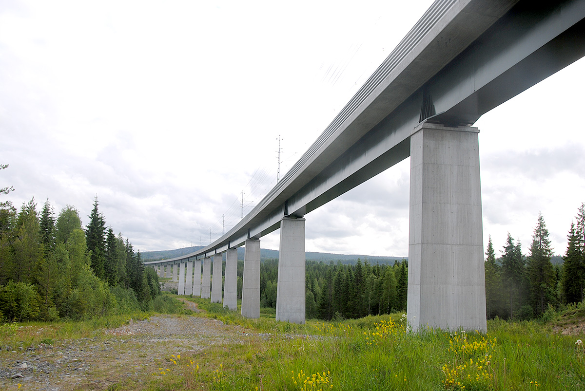 Strax norr om Bjästa, bro och viadukt över Nätraån och dess dalgång