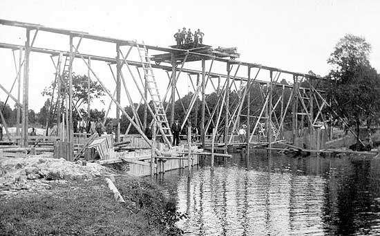 Scaffold at the construction of the bridge over tran year 1900