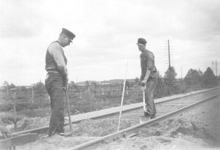 Axel och Helge Olsson utanfr Grimss 1937