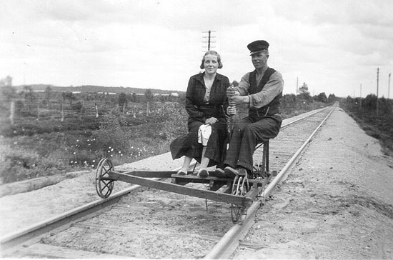 Helge och Eva, Bild från 1937 när hon besöker honom på linjen utanför Grimsås