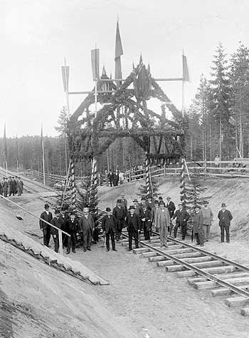 Ngot av en festlighet blev det, nr jrnvgsskenorna frn Nissafors och Hestra frenades med varandra i Vik, Nissafors. P denna plats finns sedan 1931 Hestravikens vrdshus belget