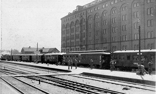 Del av personbangården i Kristianstad 1944. Tåg mot Eslöv väntar på avgång