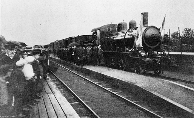 Älmhult 30 juli 1909 invigningståget på CHJ järnväg Kristianstad - Glimåkra - Elmhult Järnväg anländer. 