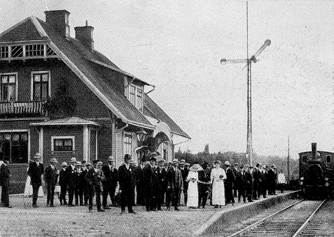 Glimåkrea station med ankommande tåg. Tåget är på väg mot Älmhult