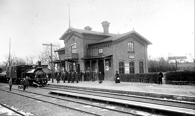 Önnestad på linjen Kristianstad - Hässleholm. Tåget, på väg not Hässleholm