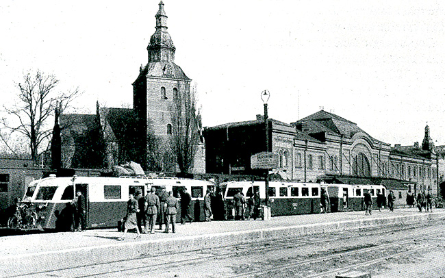 Vstra vallomrdet framfr. Trefaldighetskyrkan p 1860-talet och 1940-talet. P den vre bilden r fstningsvallen nyss riven och p den undre str ett modernt motortg p samma plats. Jrnvgen invigdes 1865, och kyrkan fick sin tornspira fljande r. 