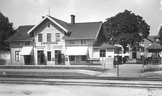 Emmaboda station omkring 1920, Freningsstation med Kalmar Jrnvg. Stationen r belgen 57 kilometer frn Kalmar, Karlskrona och Vxj. 