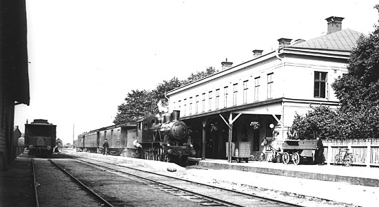 Karlskrona station omkring 1930. CWJ lok nummer 19 med persontåg har just ankommit från Växjö.