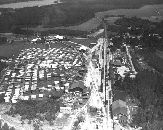 Flygfoto över Lessebo 1937. Bortåt i bild är mot Växjö. Strax ovanför bildens mitt kan man hur Kosta - Lessebo Järnväg svänger ut till höger.
