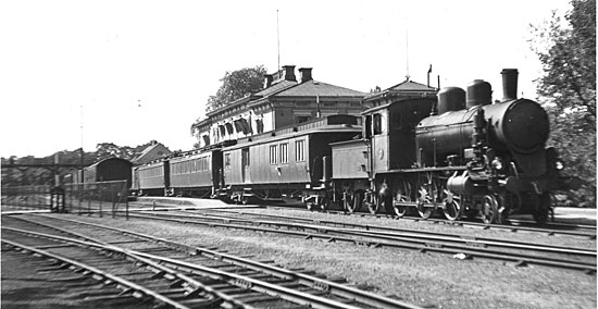 CWJ ånglok nummer 18 med persontåg i Växjö maj 1936