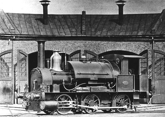 Lok nummer 2 "CARL XI" framför lokstallet i Karlskrona omkring 1880