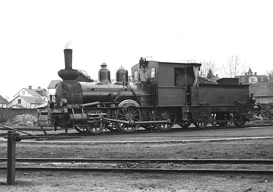 Lok nummer 6 "BLEKINGE" utanför lokstallet i Karlskrona april 1936.