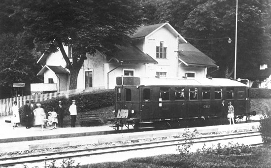CWJ motorvagn under uppehåll vid Rödeby station 1930. Stationen öppnades för trafik 5 augusti 1874.