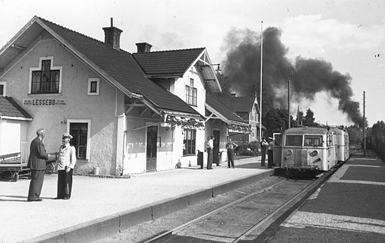 Tågmöte i Lessebo 1941. Rälsbussen mot Växjö har just anlänt och det inväntande godståget mot Karlskrona har just fått avgångssignal och håller på att starta.