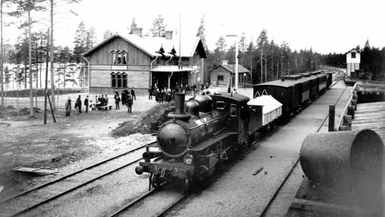 Furudal station year 1900-1901. The engine is No 3