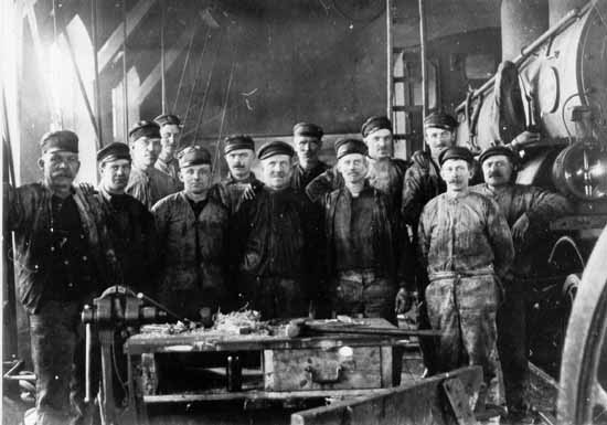 Staff at DHdJ maintenance shop Säversta year 1910