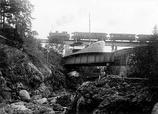 Train passing the aqueduct at Håverud year 1930