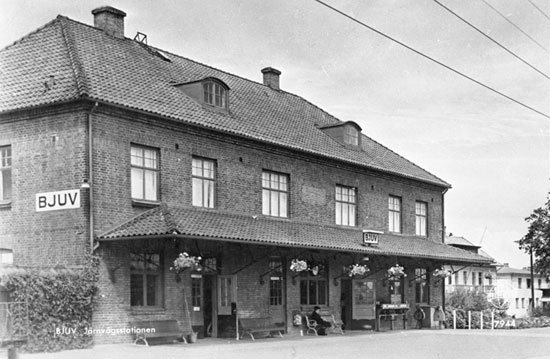 Bjuv stationshus på 1950-talet. Ombyggt och tillbyggt under åren 1910-1920
