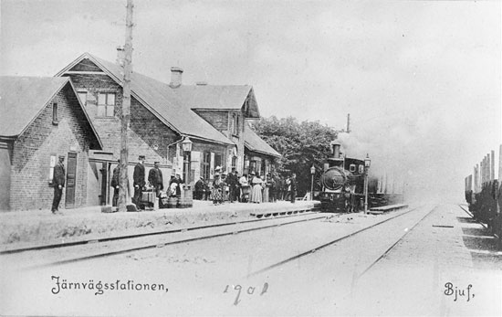 Bjuv station 1901. Det ankommande tåget dras av loket HHJ 2 "Bjuf".