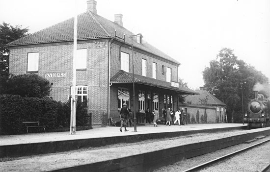 Kvidinge station på 1930-talet. HHJ lok 16 rullar in på statione