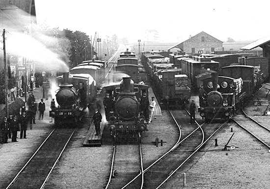 Klippan i juni 1898. Från vänster HHJ Lok 10 "Mörarp" och HHJ Lok 11 "Qvidinge" samt Klippan Röstånga Järnvägs, KRJ lok 2 "Röstånga"