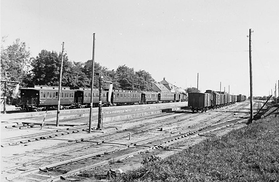 Bangården i Åstorp 1925. Stationshuset skymtar mitt i bilden.