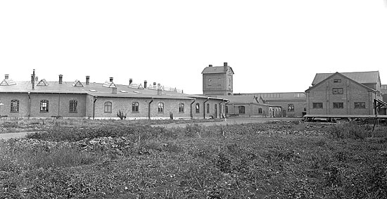 1916 inköptes av Hälsingborgs stad ett större markområde i den södra delen av staden. Där uppfördes samma år en större modern reparationsverkstad med förrådsbyggnader och lokstall med 14 platser.